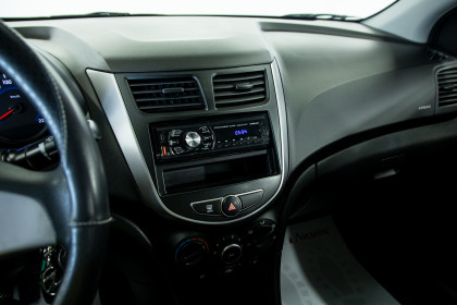 Продажа Hyundai Solaris I Рестайлинг 1.4 MT (107 л.с.) 2015 Серебристый в Автодом