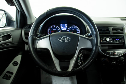 Продажа Hyundai Solaris I Рестайлинг 1.4 MT (107 л.с.) 2015 Серебристый в Автодом