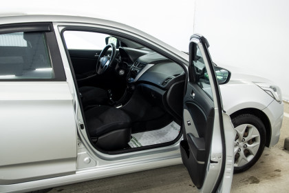 Продажа Hyundai Solaris I Рестайлинг 1.4 MT (107 л.с.) 2015 Серебристый в Автодом