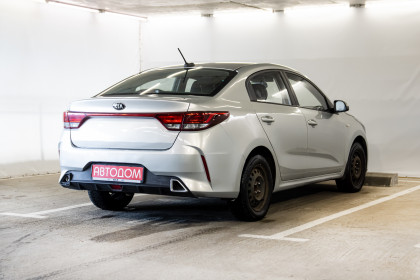Продажа Kia Rio IV Рестайлинг 1.4 MT (100 л.с.) 2021 Серебристый в Автодом