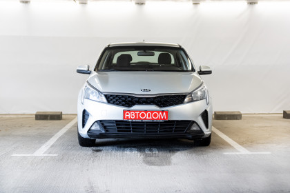 Продажа Kia Rio IV Рестайлинг 1.4 MT (100 л.с.) 2021 Серебристый в Автодом