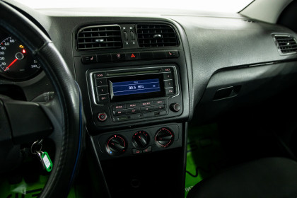 Продажа Volkswagen Polo V 1.6 MT (105 л.с.) 2013 Серебристый в Автодом