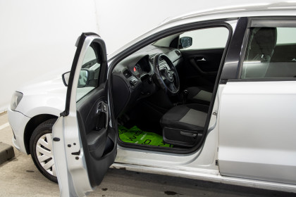 Продажа Volkswagen Polo V 1.6 MT (105 л.с.) 2013 Серебристый в Автодом