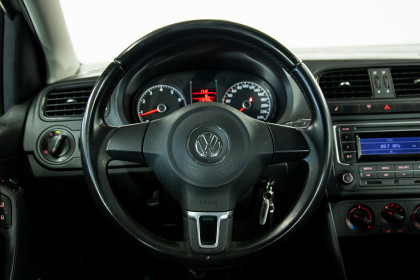 Продажа Volkswagen Polo V 1.6 MT (105 л.с.) 2013 Серебристый в Автодом