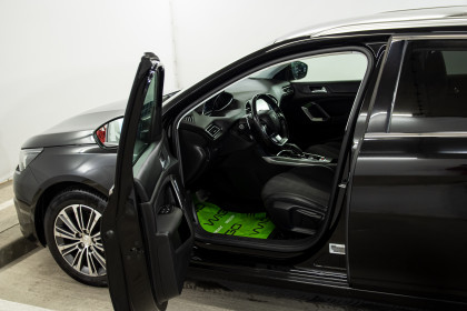 Продажа Peugeot 308 II Рестайлинг 1.2 AT (130 л.с.) 2021 Черный в Автодом