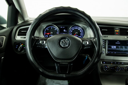 Продажа Volkswagen Golf VII 6-speed 1.6 MT (110 л.с.) 2016 Серебристый в Автодом