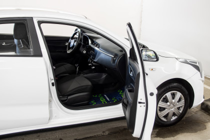 Продажа Kia Rio IV Рестайлинг 1.4 MT (100 л.с.) 2021 Белый в Автодом