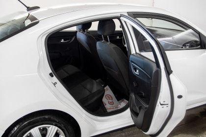 Продажа Kia Rio IV Рестайлинг 1.4 MT (100 л.с.) 2021 Белый в Автодом