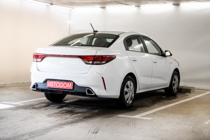 Продажа Kia Rio IV Рестайлинг 1.4 MT (100 л.с.) 2021 Белый в Автодом