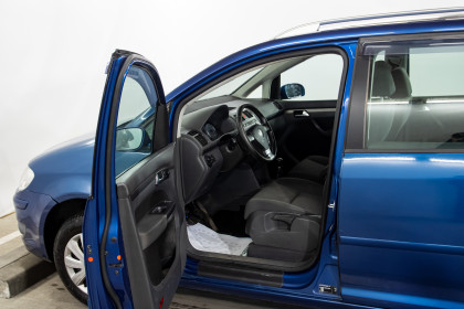 Продажа Volkswagen Touran I Рестайлинг 1.6 MT (102 л.с.) 2008 Синий в Автодом